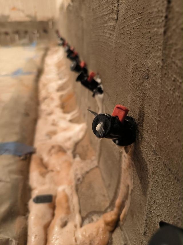 Aufgeschäumtes Injektionsharz an der Kellerwand